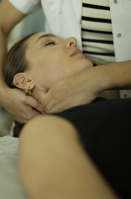 İLGİLİ DOKULARA MYOFASYAL UYGULAMALAR