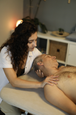 İLGİLİ DOKULARA MYOFASYAL UYGULAMALAR